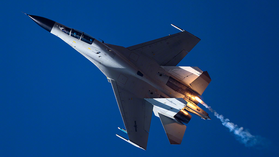 “戰鷹”翱翔！直擊海軍航空大學某團飛行訓練